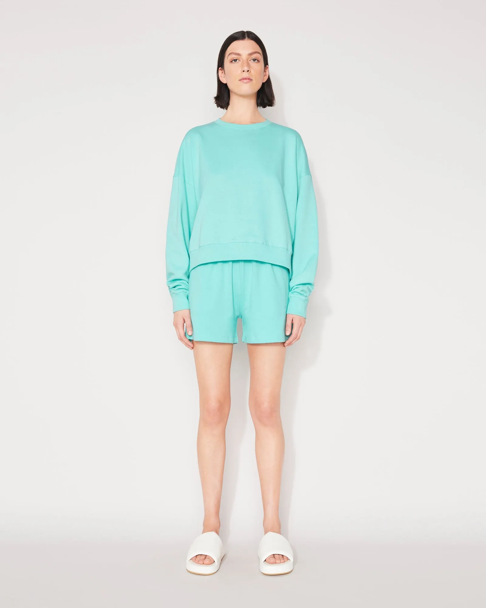 ESSENTIAL CROP SWEATSHIRT - ARUBA BLUE